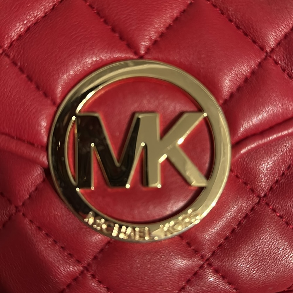 Micheal Kors adorable gently worn red with gold chain - Picture 2 of 5